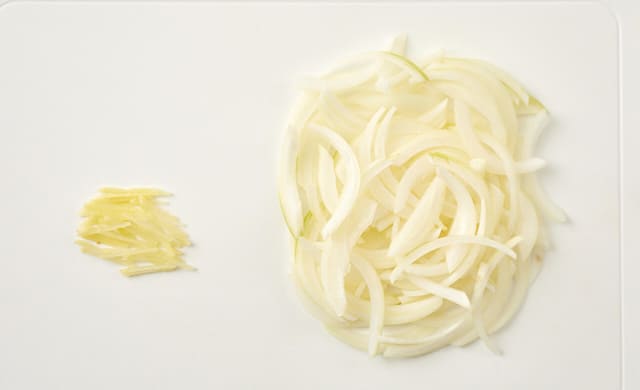 切った生姜・玉ねぎの写真