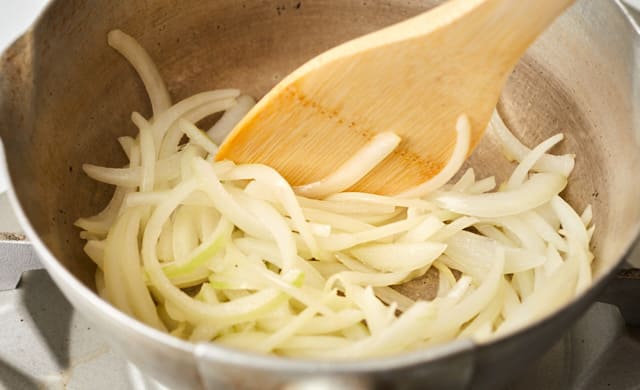 玉ねぎを炒めている写真