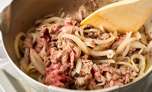 牛肉を炒めている写真