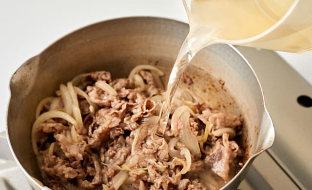 だし汁を加えている写真