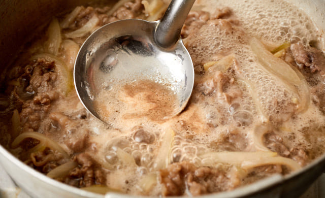 アクをのぞいている写真