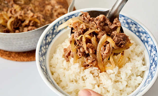 牛丼の具をよそっている写真