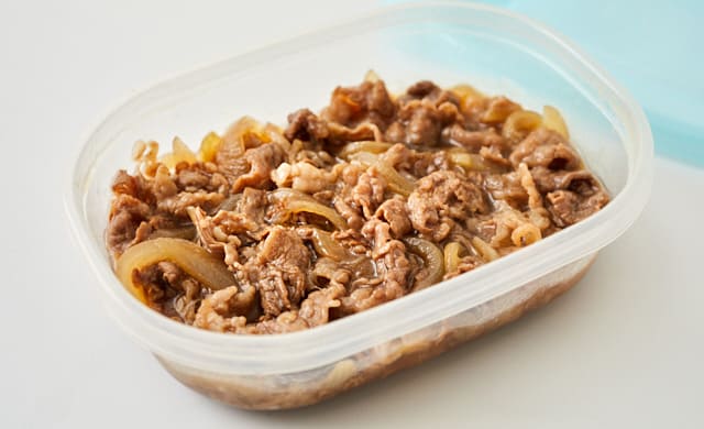 冷凍用保存容器に入れた牛丼の具の写真