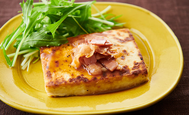 ベーコンバター醤油の豆腐ステーキの写真