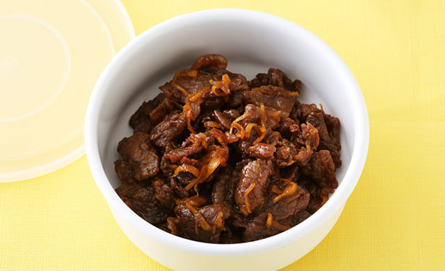 保存容器に入れた牛肉おかずの写真