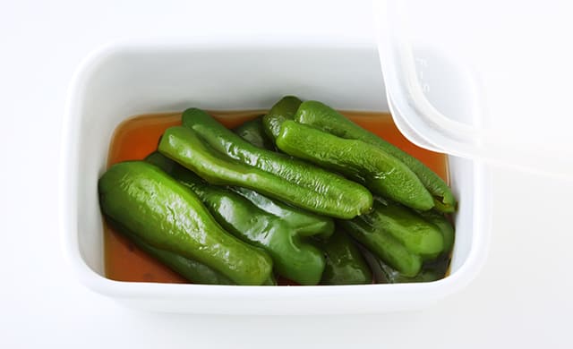 保存容器に入れたピーマンおかずの写真