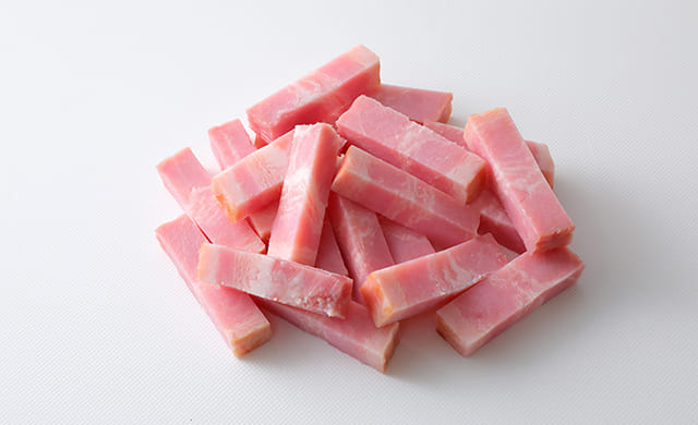 切ったベーコンの写真