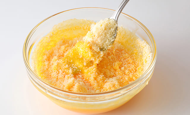 卵を混ぜている写真