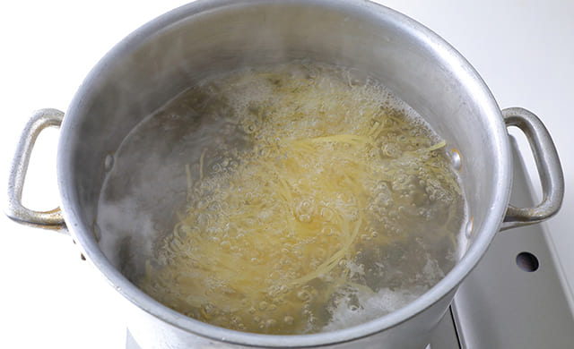 パスタをゆでている写真