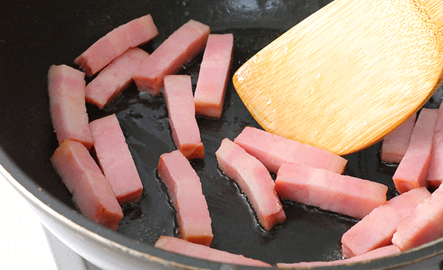 ベーコンを炒めている写真