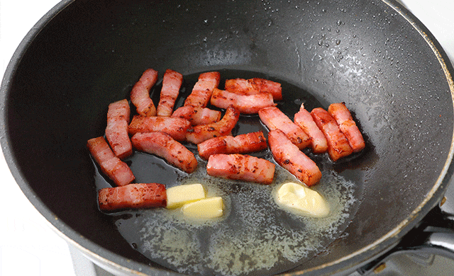 バターを溶かしている写真