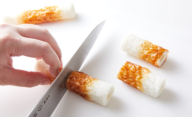 ちくわを切っている写真