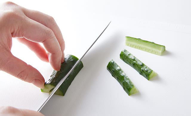 きゅうりを切っている写真