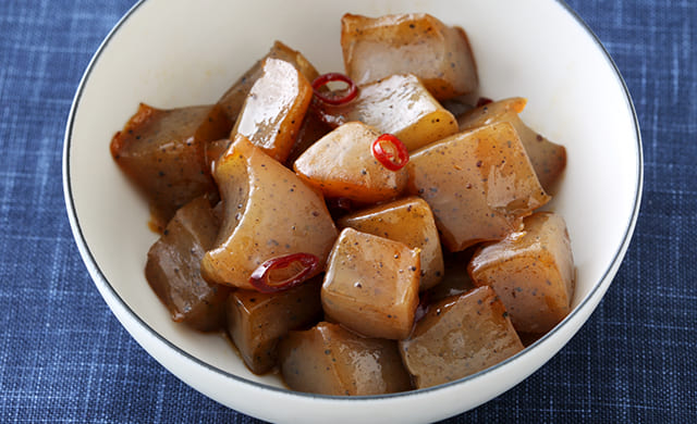 こんにゃくのピリ辛炒め煮の写真