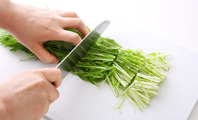 水菜を切っている写真