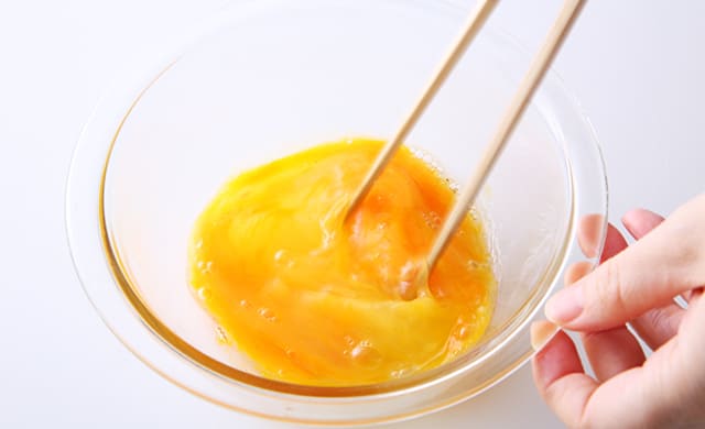 卵を溶きほぐしている写真