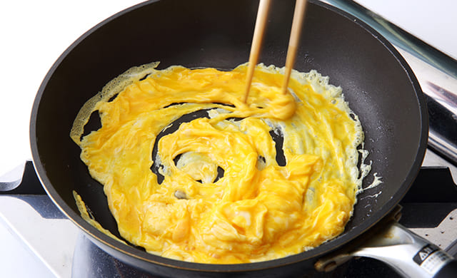 卵を炒めている写真