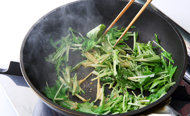 水菜を炒めている写真