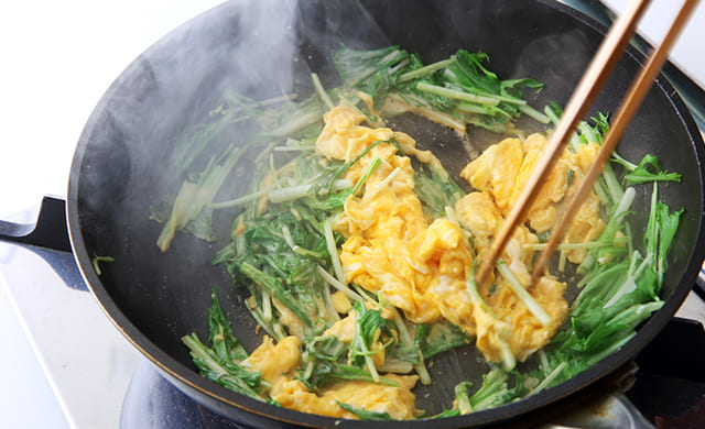 卵と水菜を炒めている写真