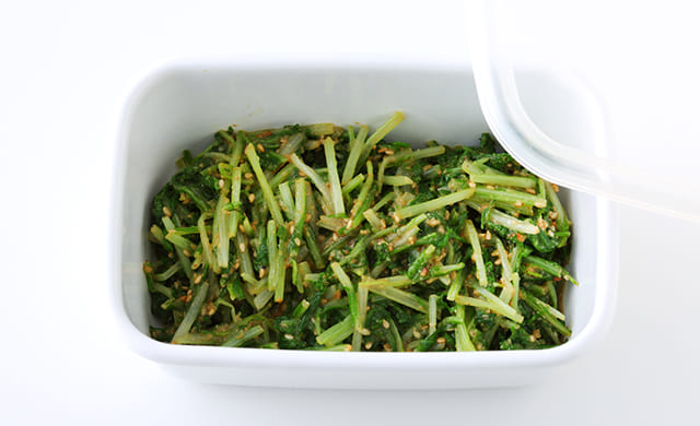 保存容器に入れた水菜おかずの写真