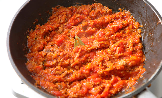 ミートソースを煮ている写真