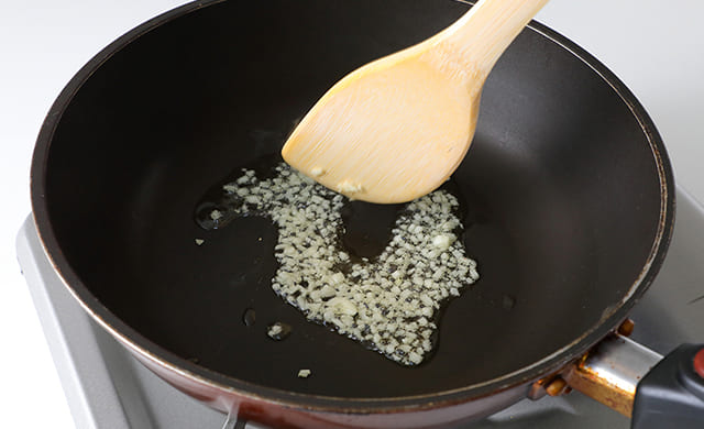にんにくを炒めている写真