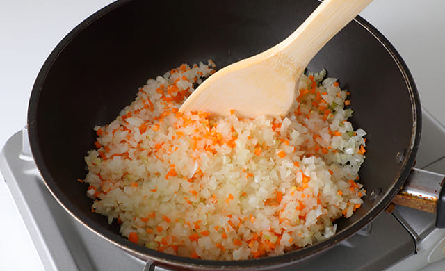 野菜を炒めている写真