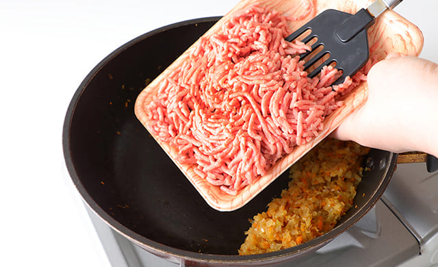 挽き肉を加えている写真