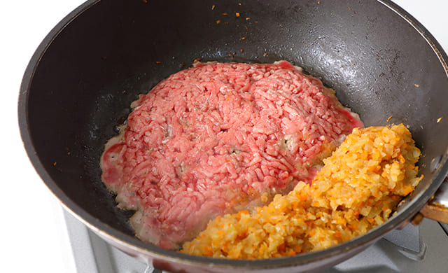 挽き肉を焼いている写真