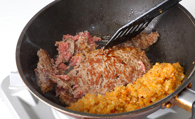 挽き肉を焼いている写真