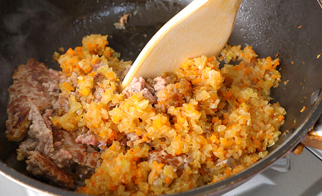 野菜を炒めている写真