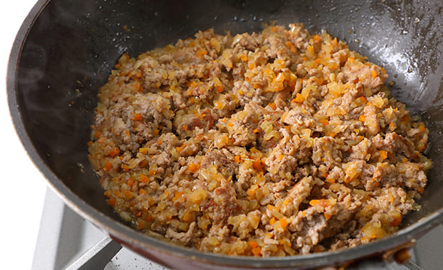 具材を炒めている写真