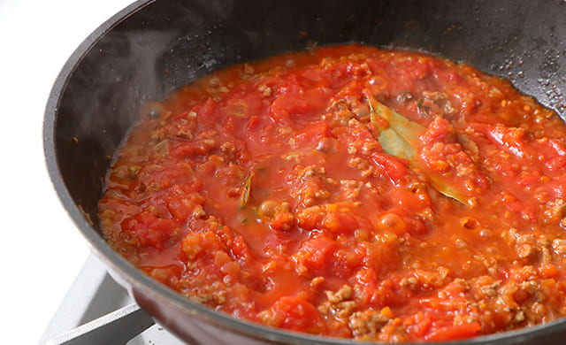 ミートソースを煮ている写真
