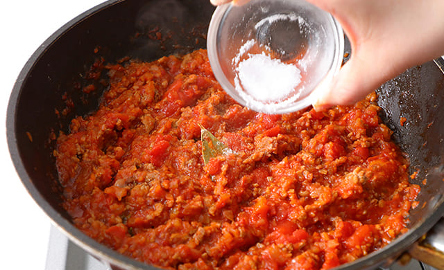 塩を加えている写真