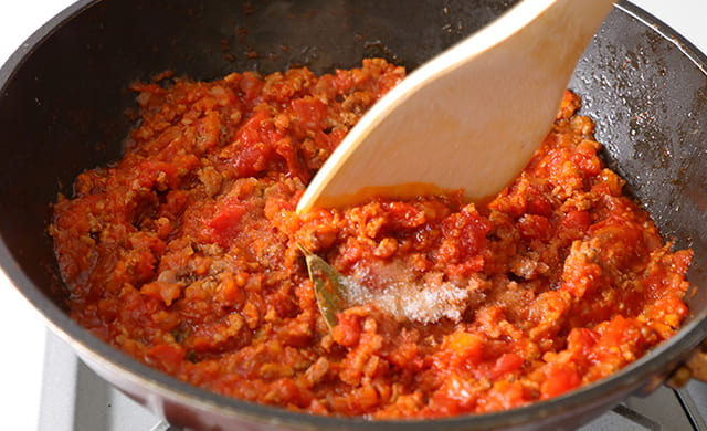 ミートソースを混ぜている写真