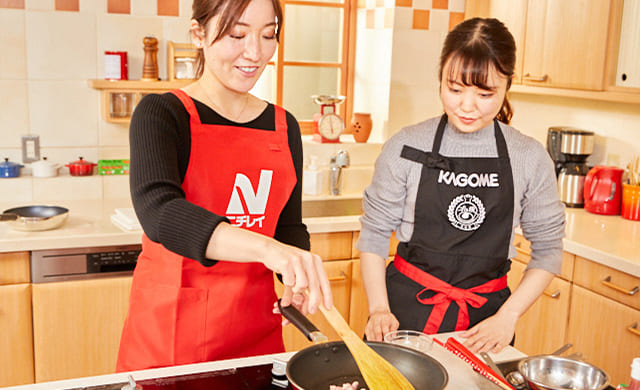 鶏肉を炒めている写真