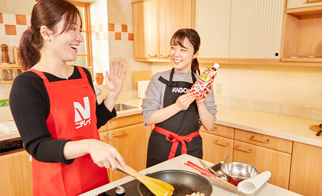 カゴメ社員山口さん・ニチレイフーズ社員大津さんの写真