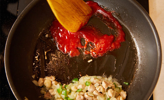 ケチャップを入れている写真