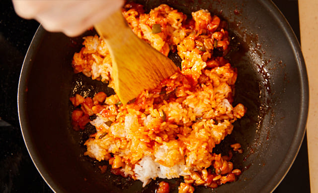 ごはんを混ぜ合わせている写真