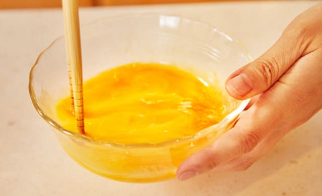 卵を混ぜている写真