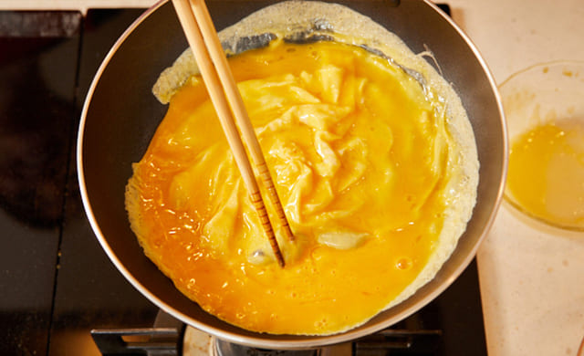 卵を焼いている写真