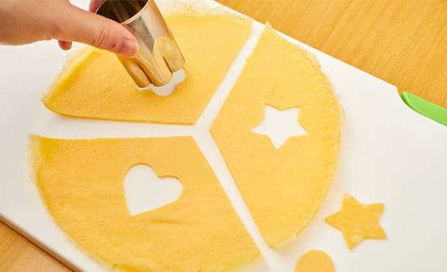 卵を型抜きしている写真