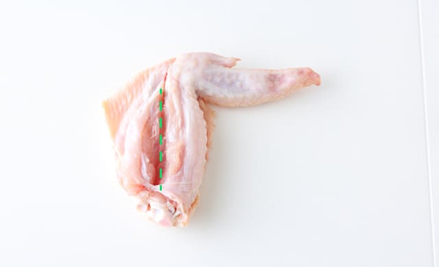 手羽先に切り込みを入れた写真