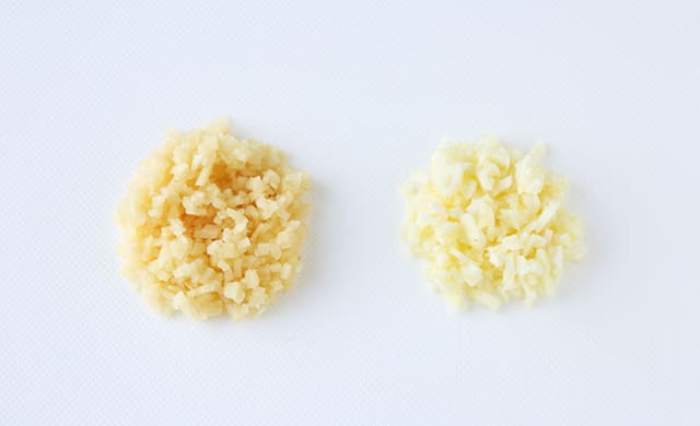 切った生姜とにんにくの写真