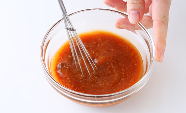 調味料を混ぜている写真