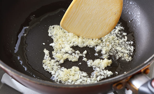 生姜、にんにくを炒めている写真