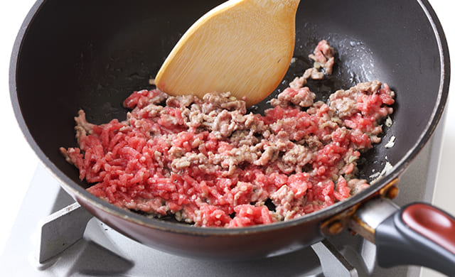 挽き肉を炒めている写真