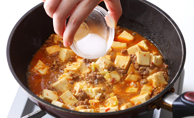 水溶き片栗粉を加えている写真