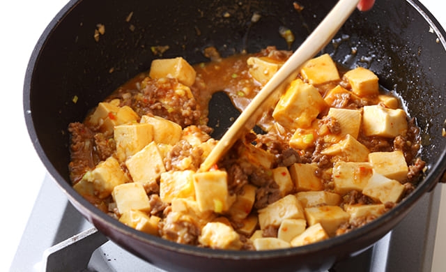 麻婆豆腐を混ぜている写真