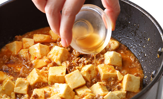 ごま油を加えている写真